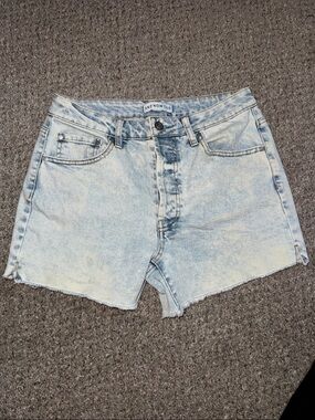 And now this Light Wash Denim women’s Shorts size:27